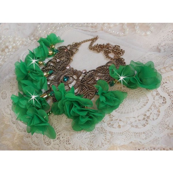 Belle Emeraude halsk&aelig;de med stofblomster, Swarovski-krystaller og fr&oslash;perler