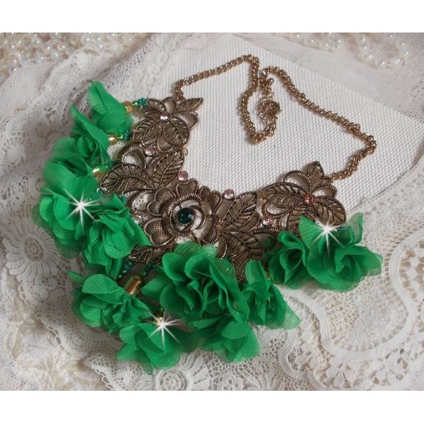 Belle Emeraude halsk&aelig;de med stofblomster, Swarovski-krystaller og fr&oslash;perler