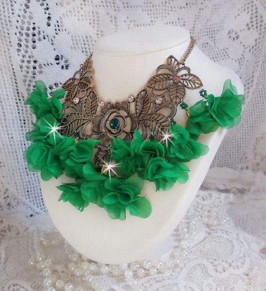Belle Emeraude halsk&aelig;de med stofblomster, Swarovski-krystaller og fr&oslash;perler