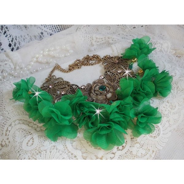 Belle Emeraude halsk&aelig;de med stofblomster, Swarovski-krystaller og fr&oslash;perler