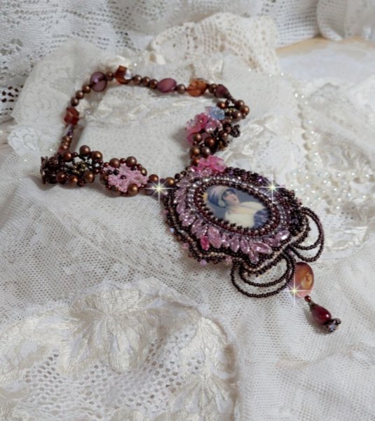 Belle Romance Haute-Couture halsk&aelig;de broderet med et cabochon portr&aelig;t af en kvinde i hat med krystaller, satinperler, gyldne runde perler, perlemorscabochoner og 