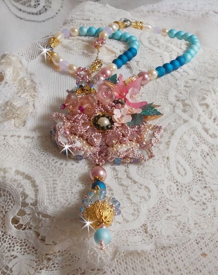 Collier Bohême avec de beaux cristaux de Swarovski, des perles rondes et des rocailles