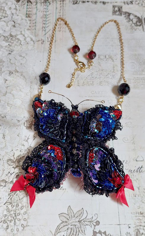 Collier Broche Butterfly Jet/Red brodé avec sequins, perles en verre, plasticine, rocailles et perles cristal Swarovski