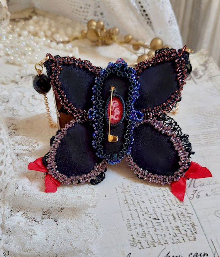 Collier Broche Butterfly Jet/Red brodé avec sequins, perles en verre, plasticine, rocailles et perles cristal Swarovski