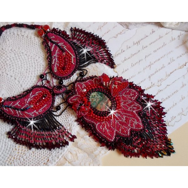 Kardinalhalsk&aelig;de broderet i r&oslash;dt og sort med r&oslash;d jaspis, onyxperler og Swarovski-krystaller