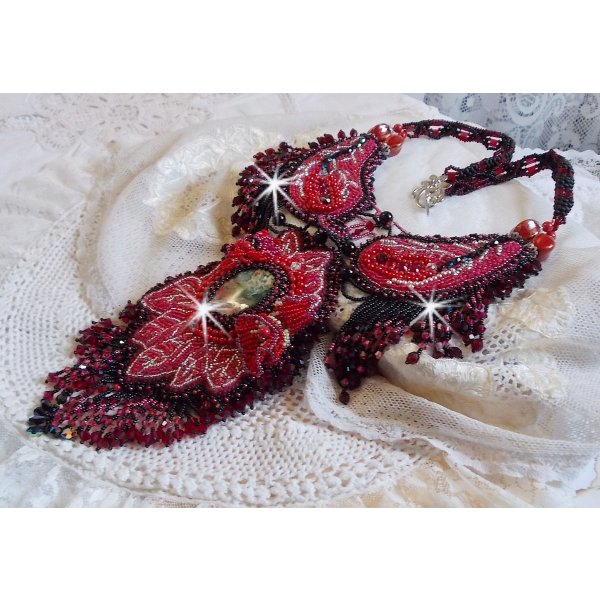 Kardinalhalsk&aelig;de broderet i r&oslash;dt og sort med r&oslash;d jaspis, onyxperler og Swarovski-krystaller