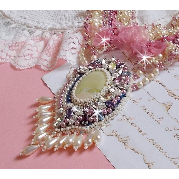 D&eacute;tente halsk&aelig;de broderet med perleperler i harmoni med andre kvalitetsperler