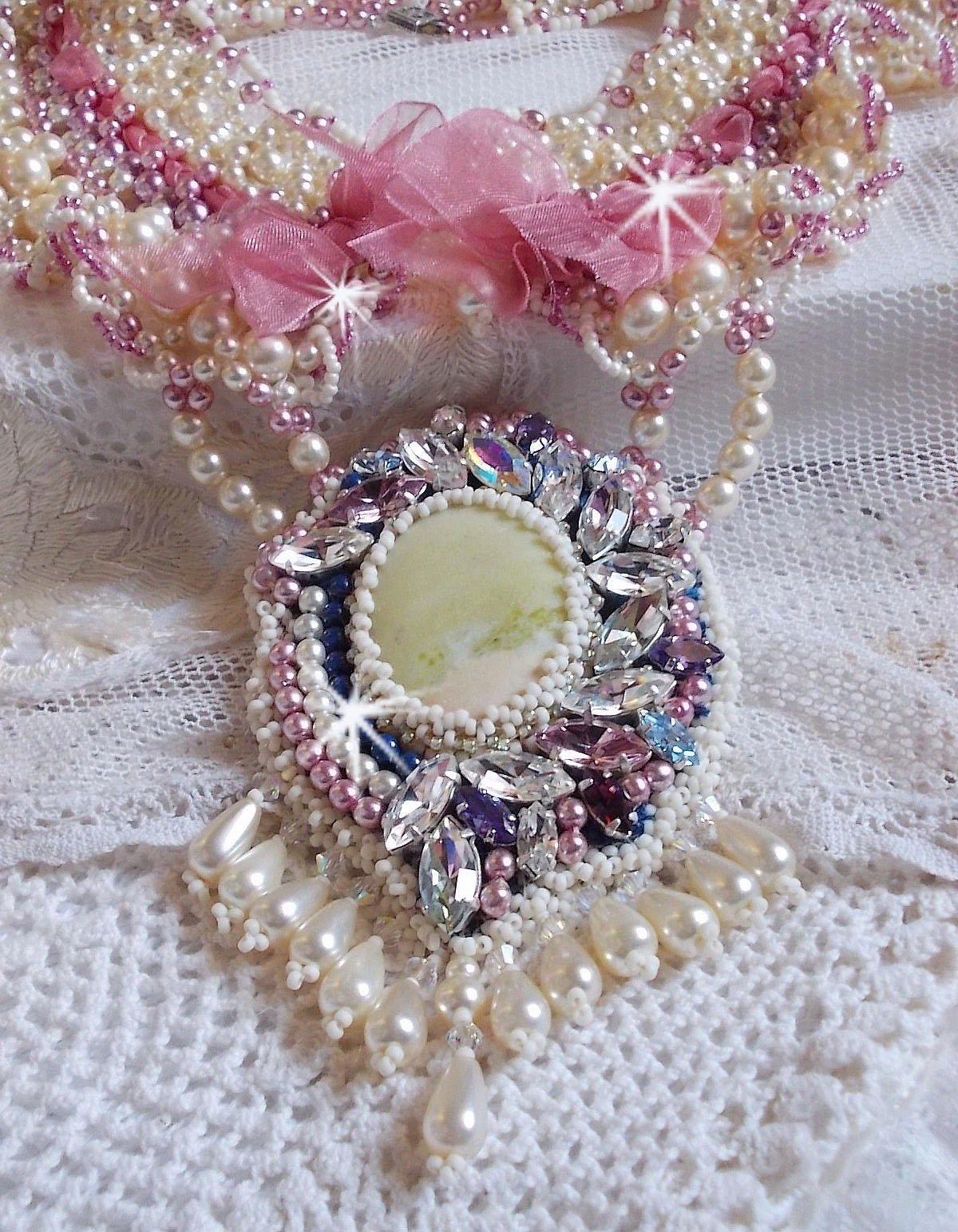 D&eacute;tente halsk&aelig;de broderet med perleperler i harmoni med andre kvalitetsperler