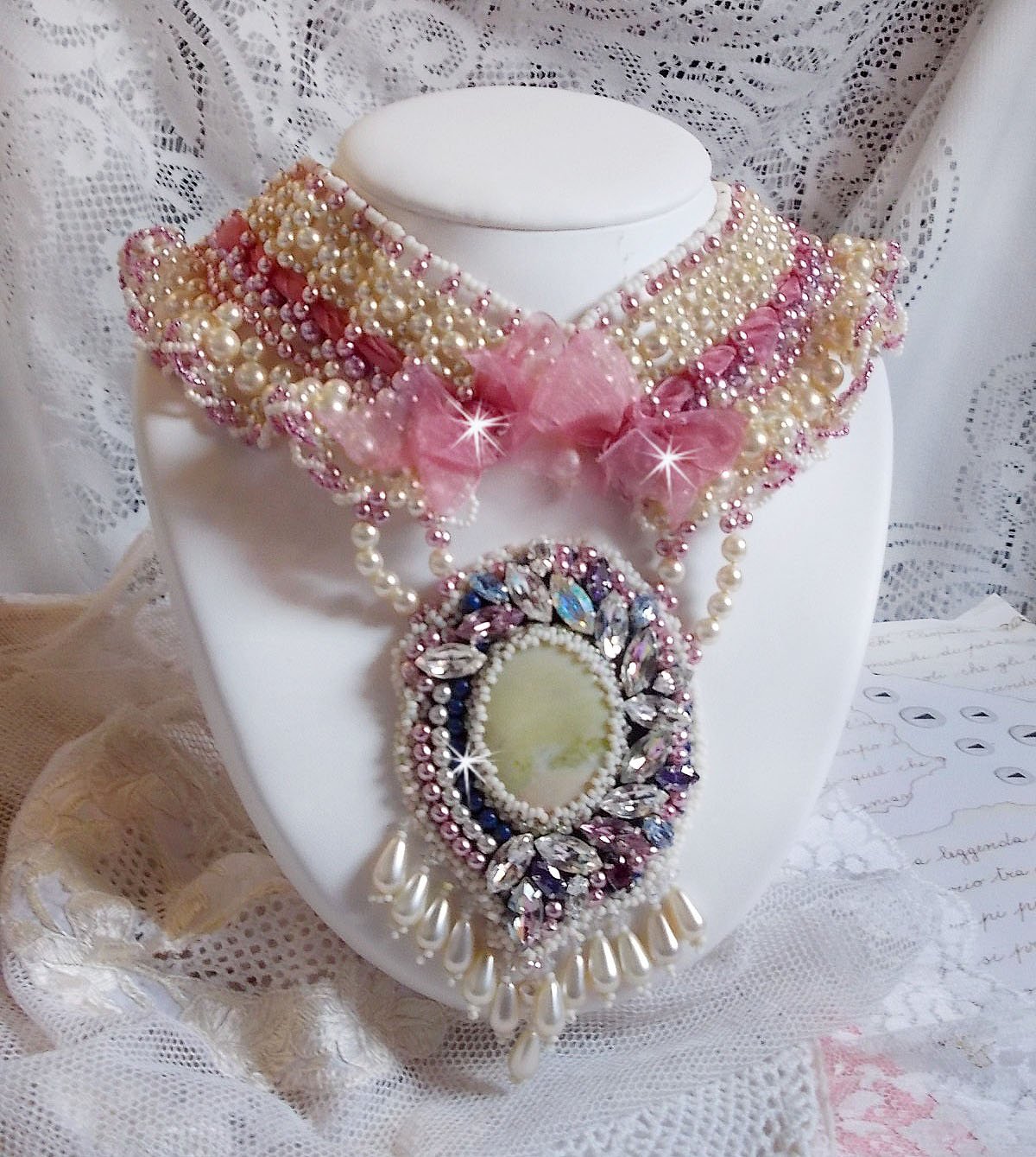 D&eacute;tente halsk&aelig;de broderet med perleperler i harmoni med andre kvalitetsperler