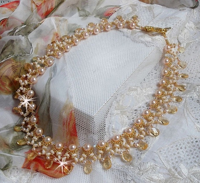 Charmeuse Champagne halsk&aelig;de med Swarovski krystaller og facetterede glasdr&aring;ber