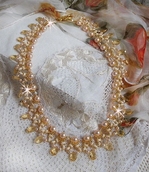 Charmeuse Champagne halsk&aelig;de med Swarovski krystaller og facetterede glasdr&aring;ber