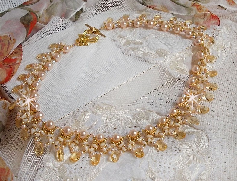 Charmeuse Champagne halsk&aelig;de med Swarovski krystaller og facetterede glasdr&aring;ber