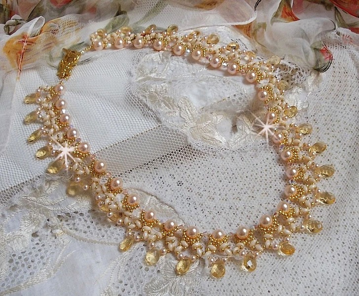 Charmeuse Champagne halsk&aelig;de med Swarovski krystaller og facetterede glasdr&aring;ber