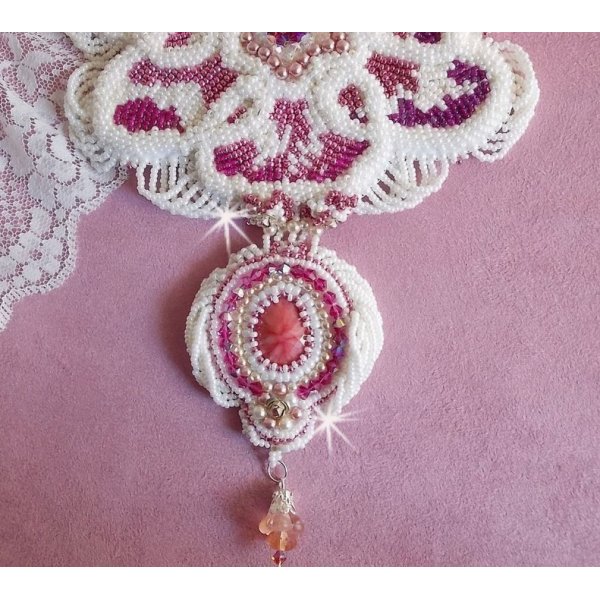 Chlo&eacute; halsk&aelig;de broderet med fine perlespidser, Swarovski-krystaller, perleperler og Miyuki-perler