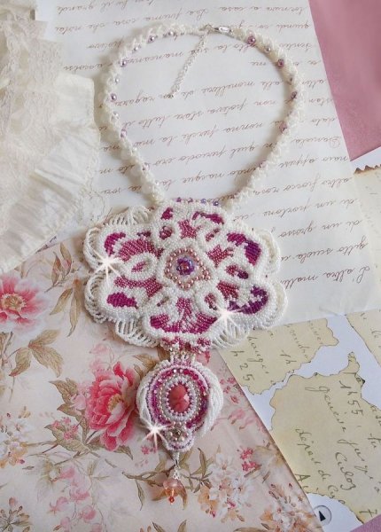 Chlo&eacute; halsk&aelig;de broderet med fine perlespidser, Swarovski-krystaller, perleperler og Miyuki-perler