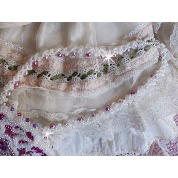 Chlo&eacute; halsk&aelig;de broderet med fine perlespidser, Swarovski-krystaller, perleperler og Miyuki-perler