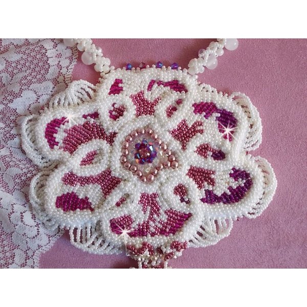 Chlo&eacute; halsk&aelig;de broderet med fine perlespidser, Swarovski-krystaller, perleperler og Miyuki-perler