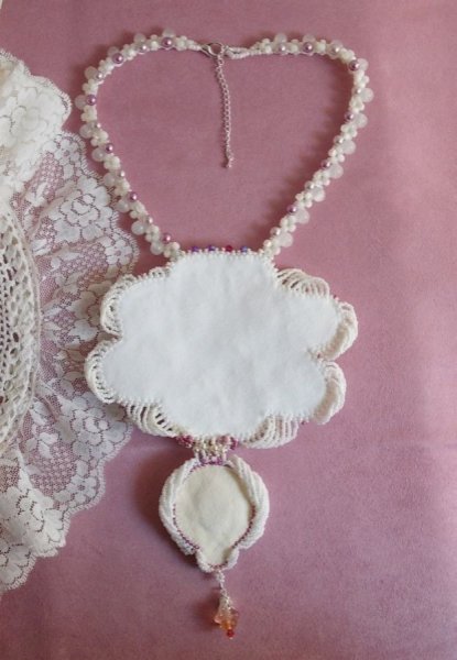 Chlo&eacute; halsk&aelig;de broderet med fine perlespidser, Swarovski-krystaller, perleperler og Miyuki-perler