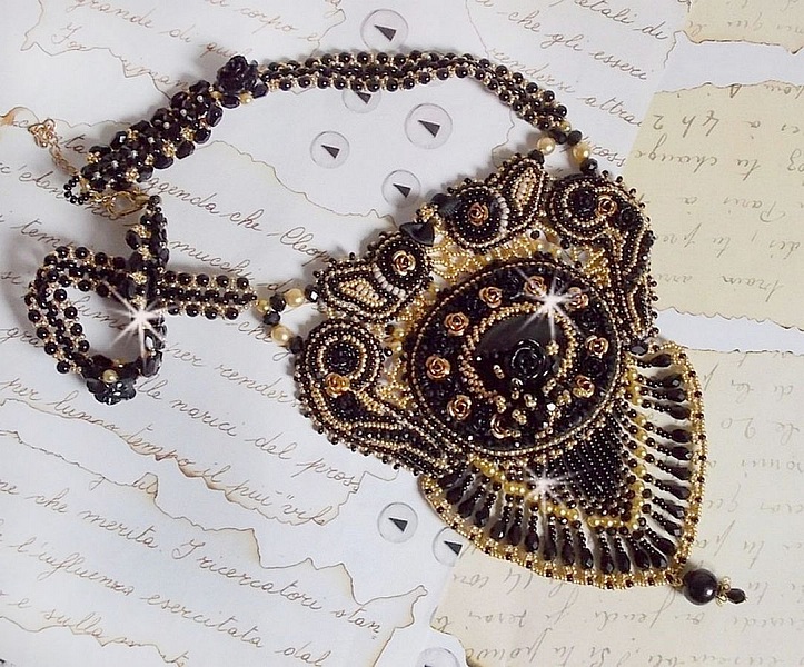 Kleopatra halsk&aelig;de broderet med sort onyx, perler og fr&oslash;perler 