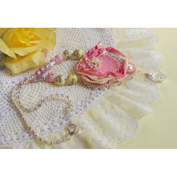 Tender Heart halsk&aelig;de broderet med lyser&oslash;dt og gult silkeb&aring;nd, keramiske perler, Swarovski-krystaller og fr&oslash;perler