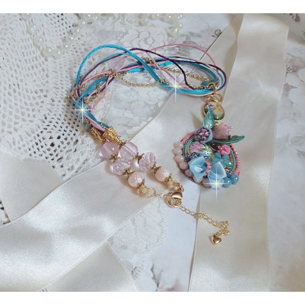  Collier Coquette cr&eacute;&eacute; avec deux estampes &agrave; laquelle s&rsquo;ajoute des fleurs en velours floqu&eacute;, perles aplaties Cristal, fleurs : Epoxy, Porcelaine, R&eacute;sine, cabochon loupe, rubans et cha&icirc;ne plaqu&eacute; Or