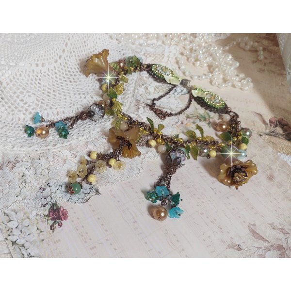 Collier C&eacute;zanne avec des grandes et petites fleurs peintes &agrave; la main &agrave; laquelle s&rsquo;ajoute des feuilles, cristaux, pierres de Gemme : Aventurine et Jade Jaune, breloques, perles et accessoires Cuivre 