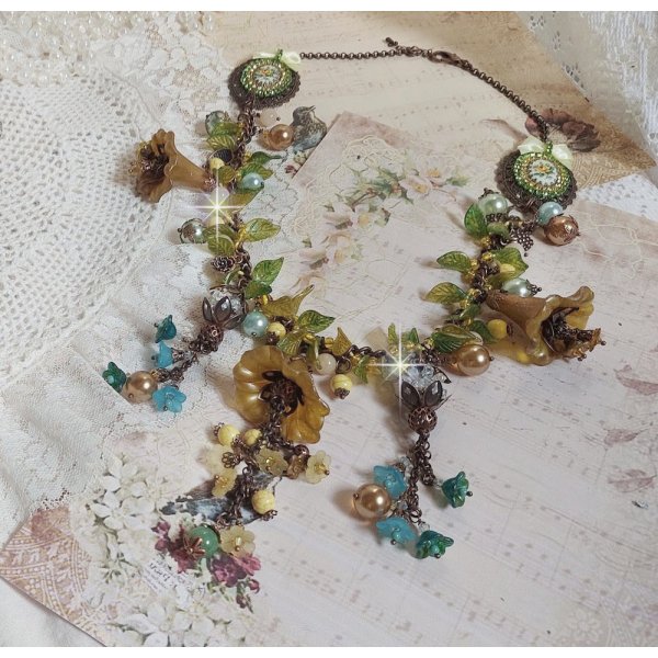 Collier C&eacute;zanne avec des grandes et petites fleurs peintes &agrave; la main &agrave; laquelle s&rsquo;ajoute des feuilles, cristaux, pierres de Gemme : Aventurine et Jade Jaune, breloques, perles et accessoires Cuivre 