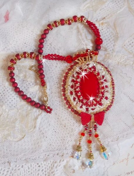 Nous Deux Haute-Couture barok vedh&aelig;ng broderet med halv&aelig;delperler og Swarovski krystal 