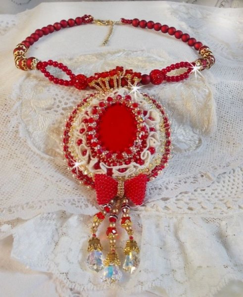 Nous Deux Haute-Couture barok vedh&aelig;ng broderet med halv&aelig;delperler og Swarovski krystal 