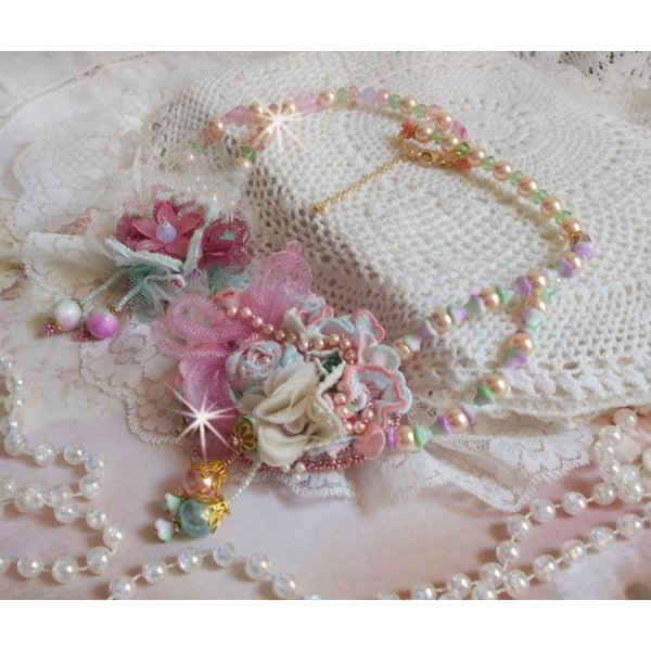 Douceur Poudr&eacute;e Haute-Couture halsk&aelig;de skabt med blonder, Swarovski krystaller, jade, perler, Flash forgyldt tilbeh&oslash;r p&aring; 24 karat messing og rocailles.