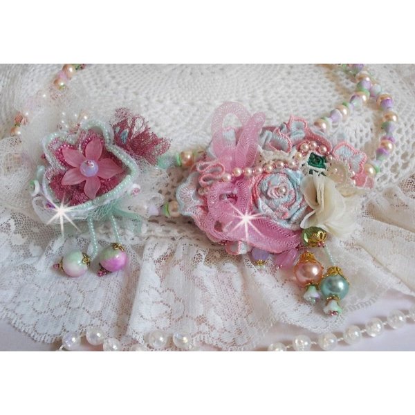 Douceur Poudr&eacute;e Haute-Couture halsk&aelig;de skabt med blonder, Swarovski krystaller, jade, perler, Flash forgyldt tilbeh&oslash;r p&aring; 24 karat messing og rocailles.