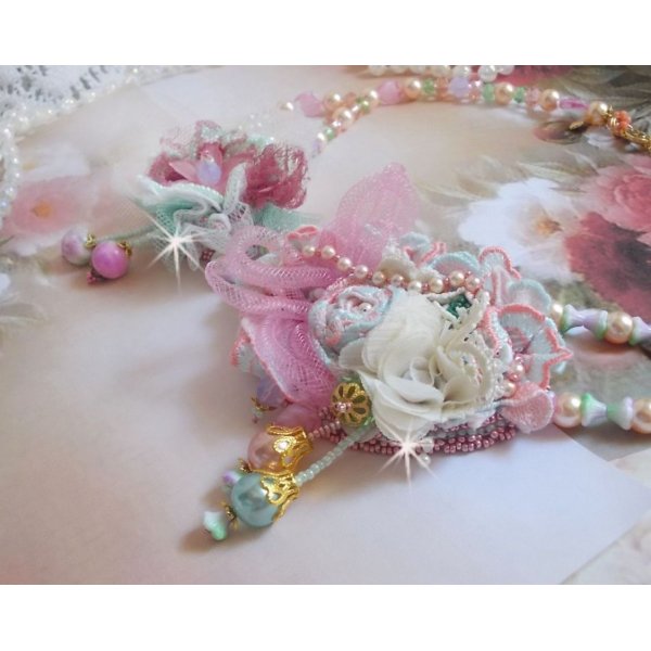 Douceur Poudr&eacute;e Haute-Couture halsk&aelig;de skabt med blonder, Swarovski krystaller, jade, perler, Flash forgyldt tilbeh&oslash;r p&aring; 24 karat messing og rocailles.