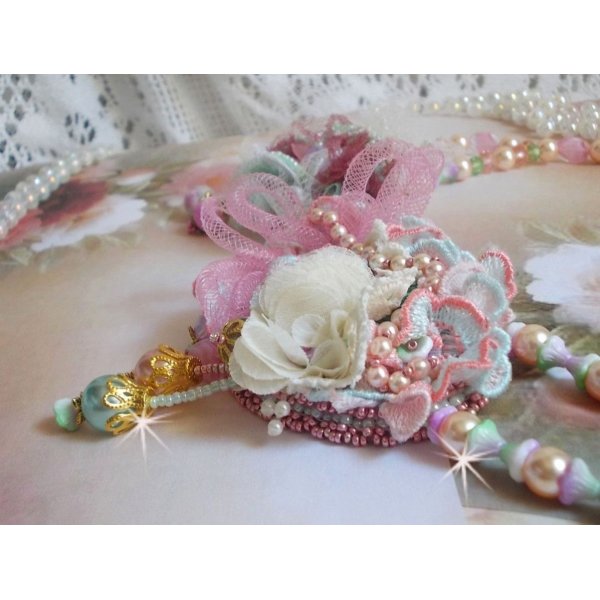 Douceur Poudr&eacute;e Haute-Couture halsk&aelig;de skabt med blonder, Swarovski krystaller, jade, perler, Flash forgyldt tilbeh&oslash;r p&aring; 24 karat messing og rocailles.