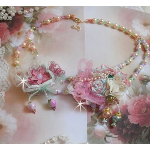 Douceur Poudr&eacute;e Haute-Couture halsk&aelig;de skabt med blonder, Swarovski krystaller, jade, perler, Flash forgyldt tilbeh&oslash;r p&aring; 24 karat messing og rocailles.