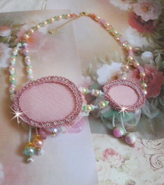 Douceur Poudr&eacute;e Haute-Couture halsk&aelig;de skabt med blonder, Swarovski krystaller, jade, perler, Flash forgyldt tilbeh&oslash;r p&aring; 24 karat messing og rocailles.