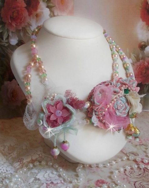 Douceur Poudr&eacute;e Haute-Couture halsk&aelig;de skabt med blonder, Swarovski krystaller, jade, perler, Flash forgyldt tilbeh&oslash;r p&aring; 24 karat messing og rocailles.