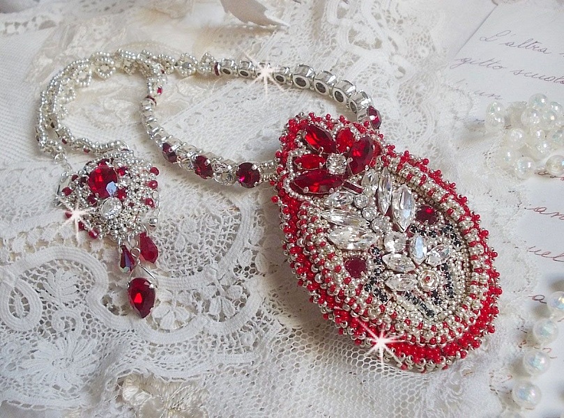 Drigon Red halsk&aelig;de broderet med r&oslash;de Swarovski krystaller, s&oslash;lv perler, rhinsten, 925/1000 s&oslash;lv sp&aelig;nder og k&aelig;der