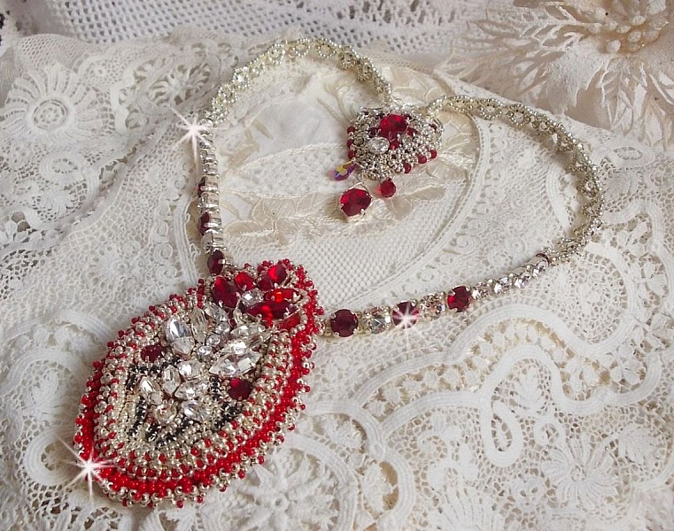 Drigon Red halsk&aelig;de broderet med r&oslash;de Swarovski krystaller, s&oslash;lv perler, rhinsten, 925/1000 s&oslash;lv sp&aelig;nder og k&aelig;der