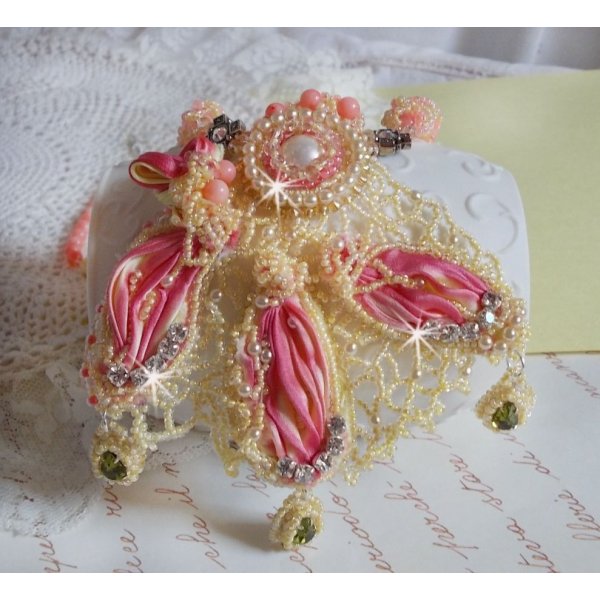 Les D&eacute;lices de l'Et&eacute; halsk&aelig;de broderet med et gult og lyser&oslash;dt silkeb&aring;nd, fr&oslash;perler og Swarovski-krystaller