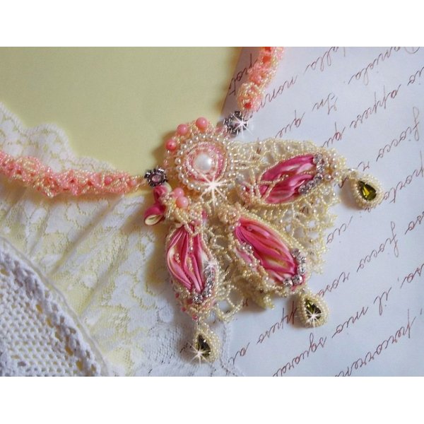 Les D&eacute;lices de l'Et&eacute; halsk&aelig;de broderet med et gult og lyser&oslash;dt silkeb&aring;nd, fr&oslash;perler og Swarovski-krystaller