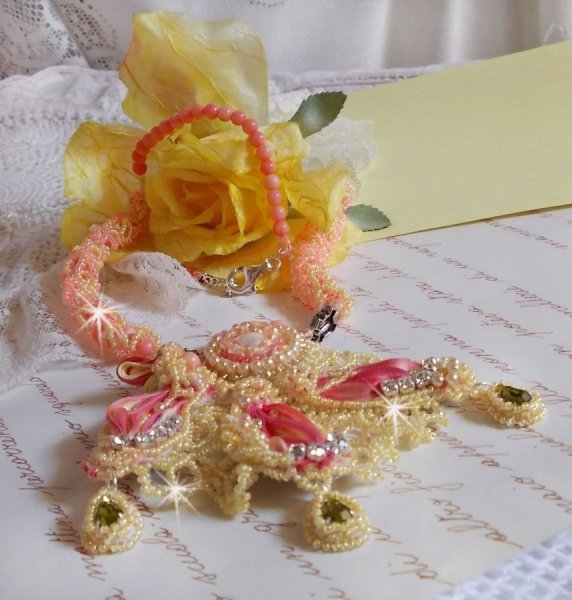 Les D&eacute;lices de l'Et&eacute; halsk&aelig;de broderet med et gult og lyser&oslash;dt silkeb&aring;nd, fr&oslash;perler og Swarovski-krystaller