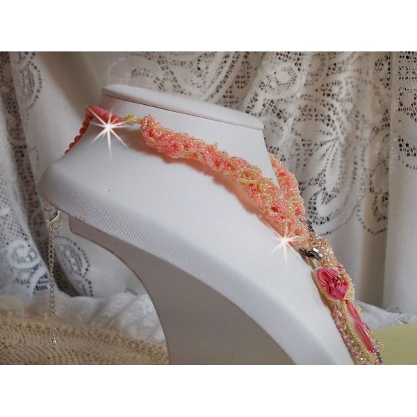 Les D&eacute;lices de l'Et&eacute; halsk&aelig;de broderet med et gult og lyser&oslash;dt silkeb&aring;nd, fr&oslash;perler og Swarovski-krystaller