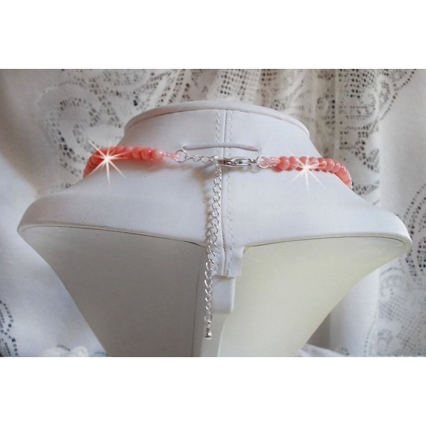 Les D&eacute;lices de l'Et&eacute; halsk&aelig;de broderet med et gult og lyser&oslash;dt silkeb&aring;nd, fr&oslash;perler og Swarovski-krystaller