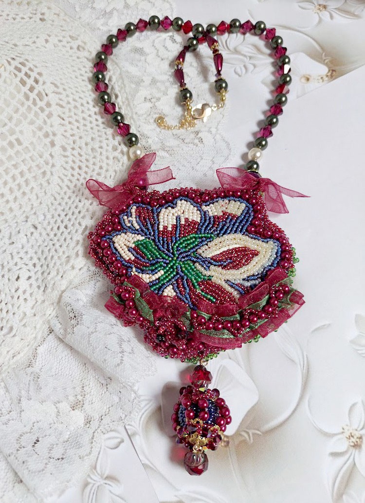 Halskæde Enchantement d'Automne broderet med Bordeaux perler, blonder, forskellige perler og frøperler