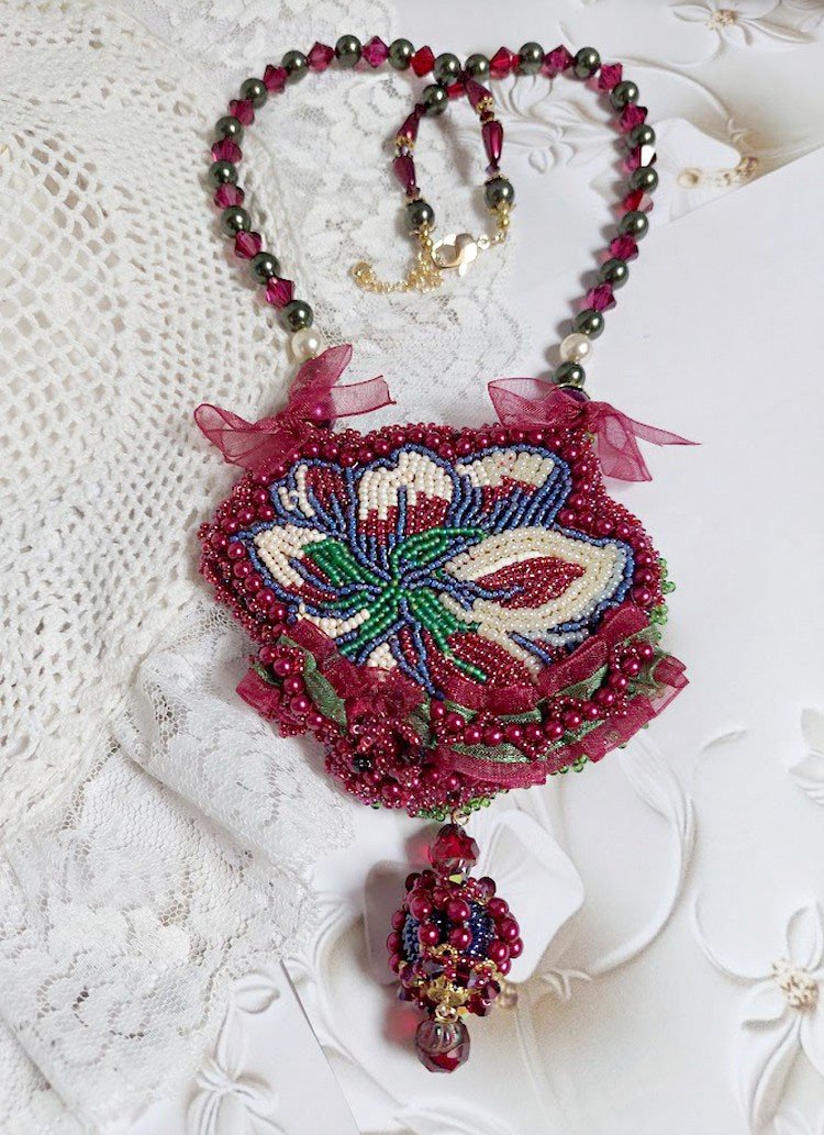 Halskæde Enchantement d'Automne broderet med Bordeaux perler, blonder, forskellige perler og frøperler