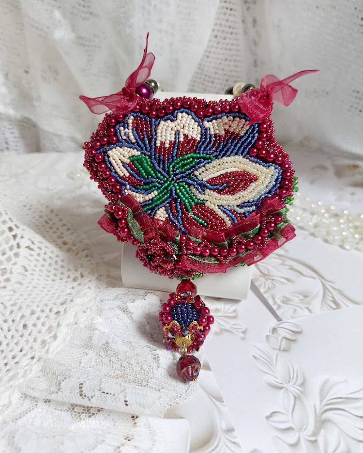 Halskæde Enchantement d'Automne broderet med Bordeaux perler, blonder, forskellige perler og frøperler