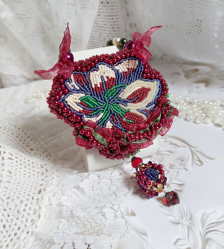 Halskæde Enchantement d'Automne broderet med Bordeaux perler, blonder, forskellige perler og frøperler