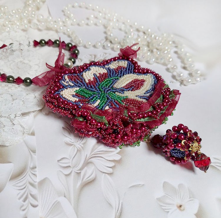 Halskæde Enchantement d'Automne broderet med Bordeaux perler, blonder, forskellige perler og frøperler