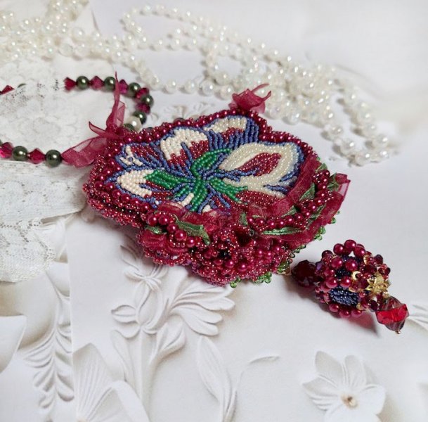 Halskæde Enchantement d'Automne broderet med Bordeaux perler, blonder, forskellige perler og frøperler