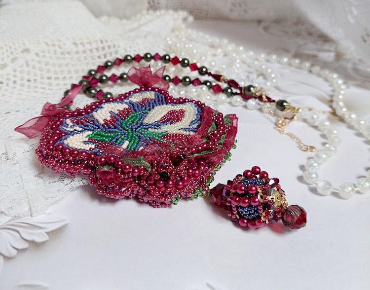 Halskæde Enchantement d'Automne broderet med Bordeaux perler, blonder, forskellige perler og frøperler